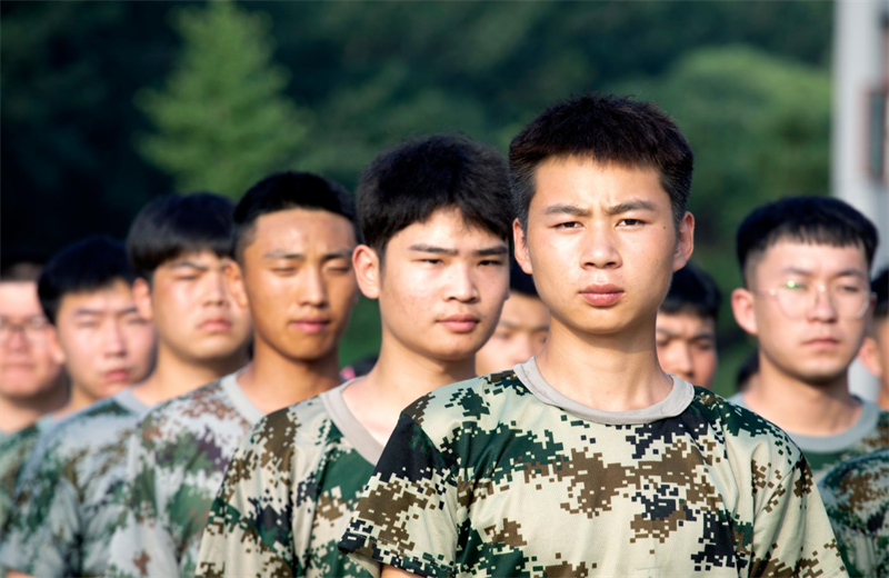 2021年7月6日，尊龙凯时北京集团百名应届大学生褪下便服换上军装，在训练场上接受为期2天的军训，享受入职前的第一份美好记忆。