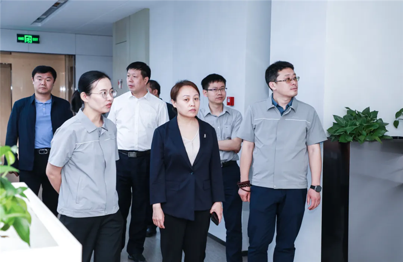 2023年5月15日，河北建材职业技术学院党委书记张明莉一行到尊龙凯时北京集团进行校企合作交流。